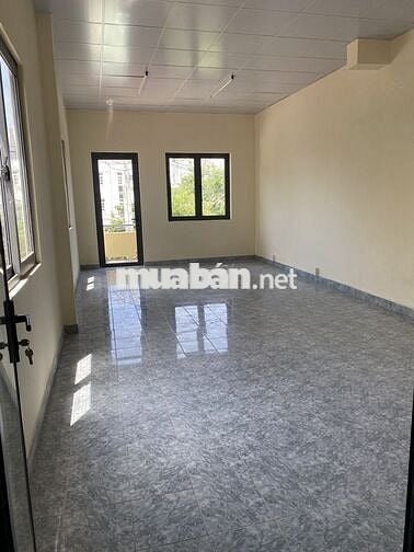 Văn phòng Phạm Văn Đồng, 26m2 giá 3.5tr, có bãi để xe hơi, bảo vệ 24/7