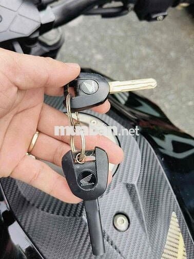 cần bán xe honda cb300r