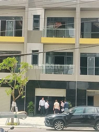 Nhà phố diện tích đất 90m2, xây dựng 237m2, 4 tấm , 5 WC. chính chủ