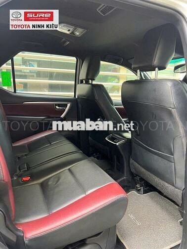 Toyota Fortuner Legender 2024 màu trắng