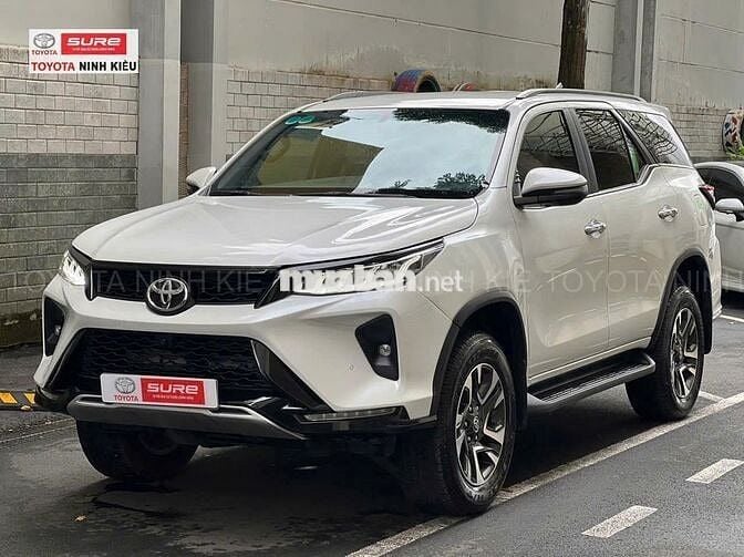 Toyota Fortuner Legender 2024 màu trắng