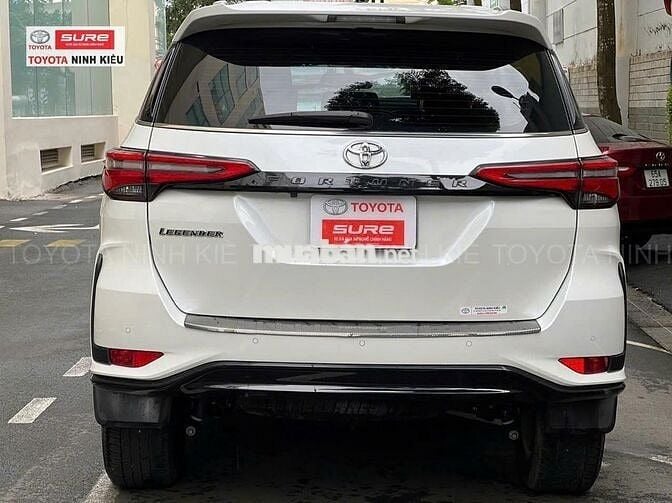 Toyota Fortuner Legender 2024 màu trắng