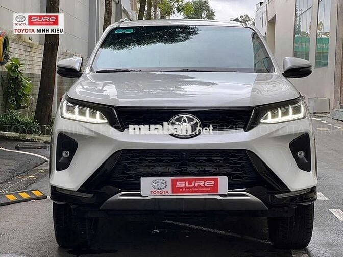 Toyota Fortuner Legender 2024 màu trắng