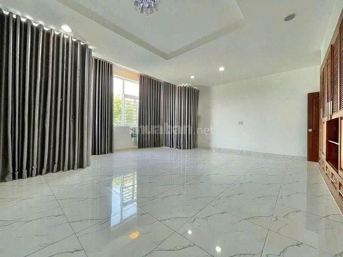 Cho thuê nhà hẻm xe tải Phan Xích Long, Ngang 8m, có hầm