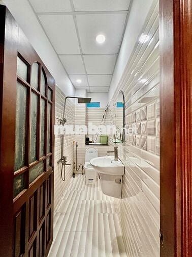 Nhà Mới Đẹp DT 180m2 1Trệt 2Lầu 3Pn 2Wc Sân Thượng Hẻm Ôtô An Ninh
