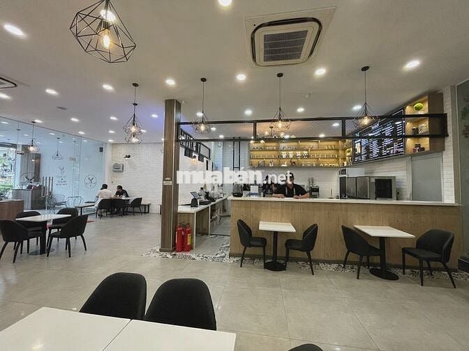 Cho thuê mặt bằng đẹp trống suốt Hoàng Diệu Q4 9x24m khu ngân hàng