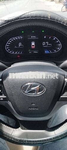 Hyundai Accent 2023 số sàn màu trắng