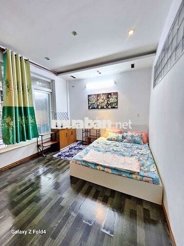 NHỜ ACE MÔI GIỚI CHẠY PHỤ E VỚI Ạ.
CHO THUÊ PHÒNG MẶT TIỀN