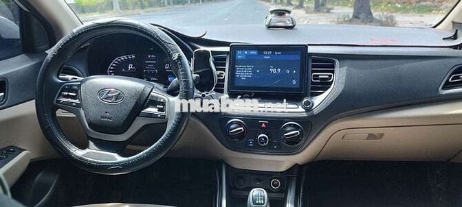 Hyundai Accent 2023 số sàn màu trắng