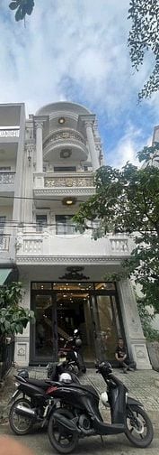 BÁN NHÀ SHR NGAY CHỢ TKTQ, SỔ VUÔNG VỨC 0 LỘ GIỚI, Ô TÔ NGỦ TRONG NHÀ