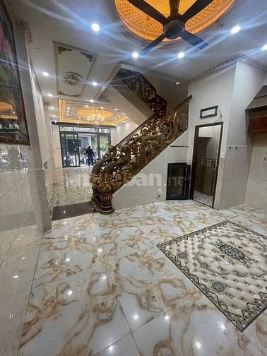 BÁN NHÀ SHR NGAY CHỢ TKTQ, SỔ VUÔNG VỨC 0 LỘ GIỚI, Ô TÔ NGỦ TRONG NHÀ