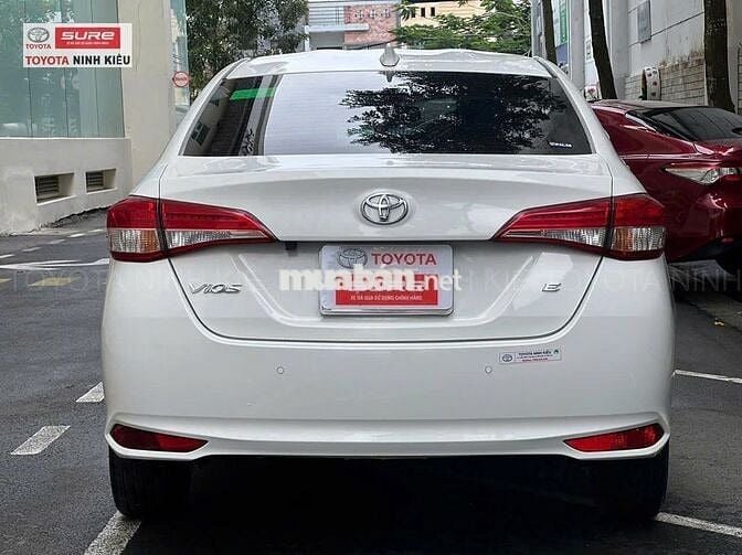 Toyota Vios 1.5E MT 2023 màu trắng số sàn