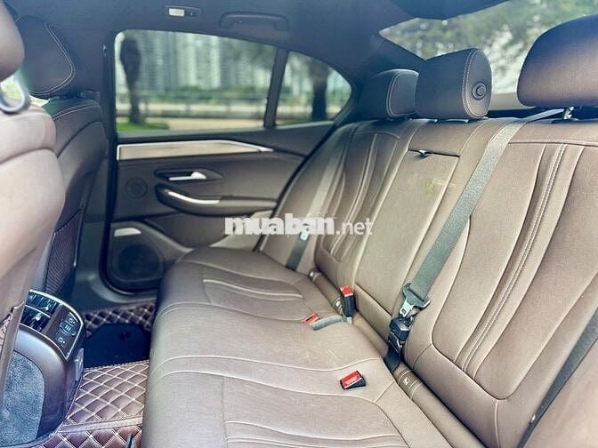 VinFast Lux A Plus 2022 - Màu đỏ - 2vkm