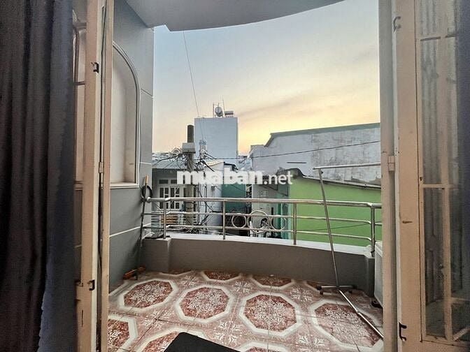 Phòng ban công rộng 30m2 đầy đủ nội thất ở Nguyên Hồng, Bình Thạnh