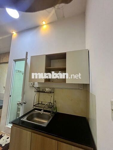 Phòng ban công rộng 30m2 đầy đủ nội thất ở Nguyên Hồng, Bình Thạnh