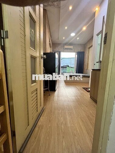 Phòng ban công rộng 30m2 đầy đủ nội thất ở Nguyên Hồng, Bình Thạnh