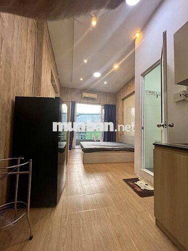 Phòng ban công rộng 30m2 đầy đủ nội thất ở Nguyên Hồng, Bình Thạnh