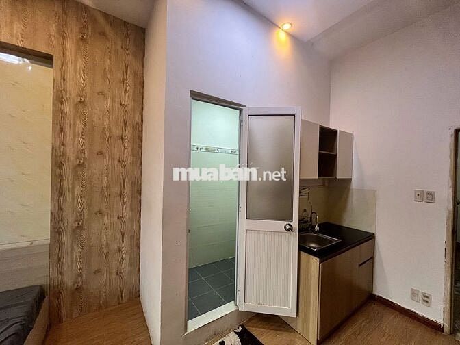 Phòng ban công rộng 30m2 đầy đủ nội thất ở Nguyên Hồng, Bình Thạnh