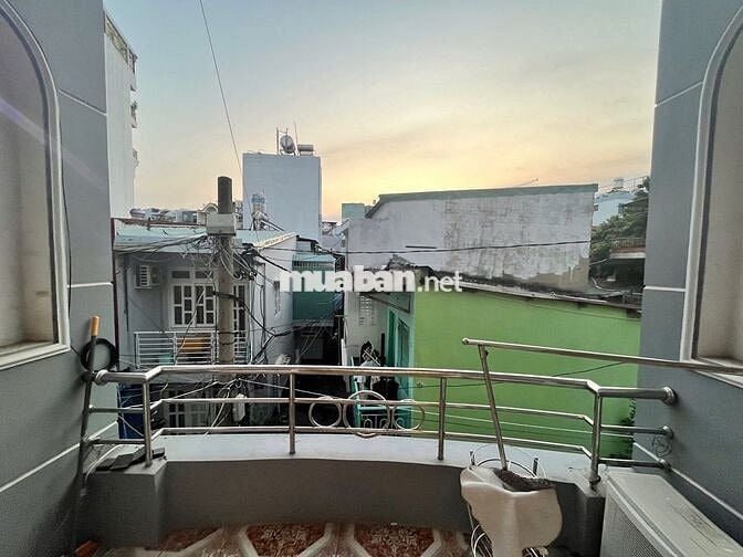 Phòng ban công rộng 30m2 đầy đủ nội thất ở Nguyên Hồng, Bình Thạnh