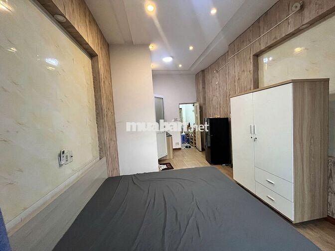 Phòng ban công rộng 30m2 đầy đủ nội thất ở Nguyên Hồng, Bình Thạnh