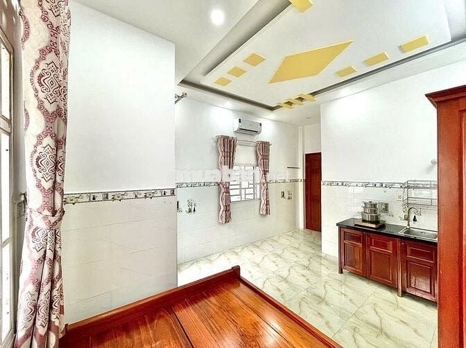 Ban công, cửa sổ trời thoáng mát tại Nguyễn Thái Sơn-gần CV Gia Định