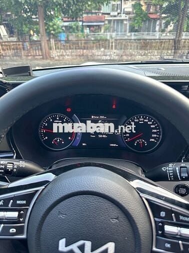 Kia Seltos 2023 Premium 1.4 AT - 15000 km