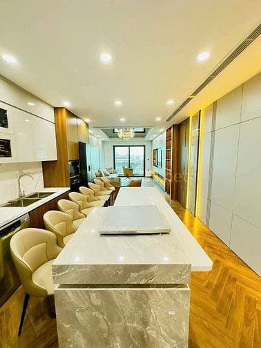 Bán Nhà Mặt Phố Kinh Doanh Nguyễn Văn Cừ 61m, 7 tầng, mt 4m, 33.5 tỷ