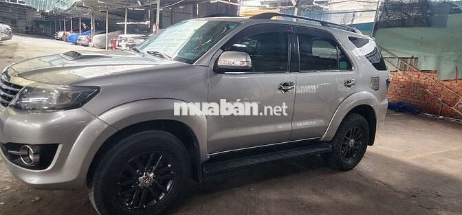Toyota Fortuner 2.5 số sàn 2016 màu bạc