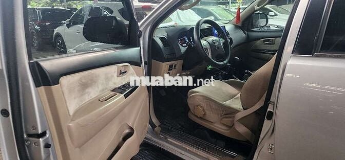 Toyota Fortuner 2.5 số sàn 2016 màu bạc