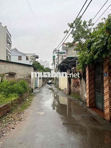 Còn sót lại 2 mảnh hoa hậu phố Phúc Lợi ngõ ô tô tránh nhau