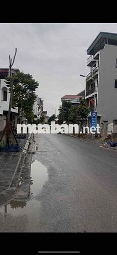 Còn sót lại 2 mảnh hoa hậu phố Phúc Lợi ngõ ô tô tránh nhau