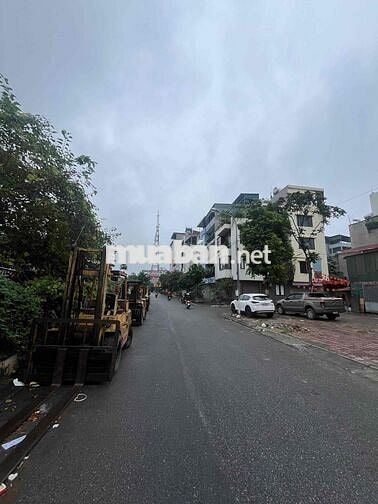 Còn sót lại 2 mảnh hoa hậu phố Phúc Lợi ngõ ô tô tránh nhau