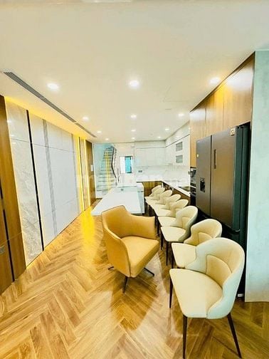 Bán Nhà Mặt Phố Kinh Doanh Nguyễn Văn Cừ 61m, 7 tầng, mt 4m, 33.5 tỷ