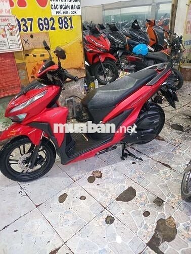 Xe máy Honda màu đỏ cho cả nam và nữ