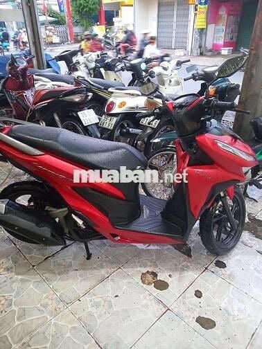 Xe máy Honda màu đỏ cho cả nam và nữ