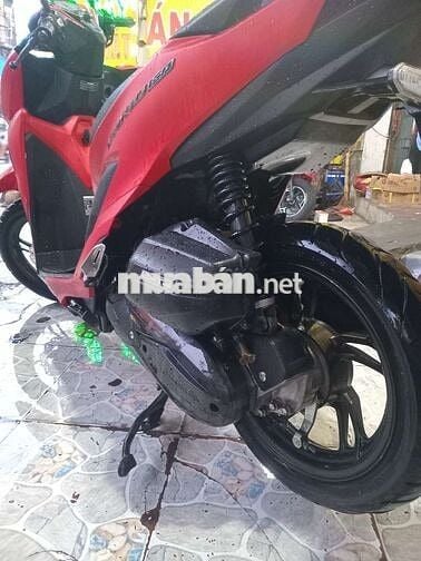 Xe máy Honda màu đỏ cho cả nam và nữ