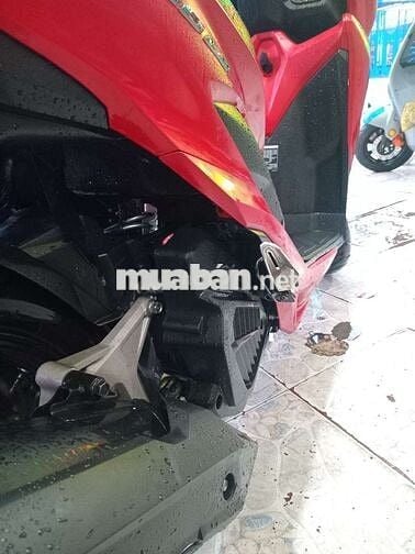 Xe máy Honda màu đỏ cho cả nam và nữ