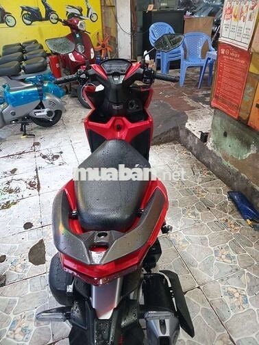 Xe máy Honda màu đỏ cho cả nam và nữ