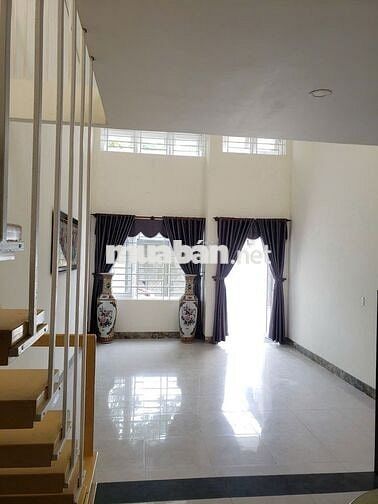 Nhà 1 trệt, 1 lầu, 4 pn 3 toilet 1 phòng khách 1 bếp có sân đậu ô tô