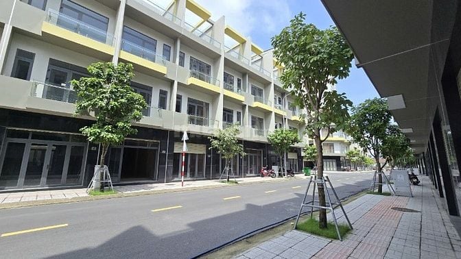 nhà phố dt sử dụng 211m2, 4 tầng, 5 phòng ngủ, 5 nhà vệ sinh