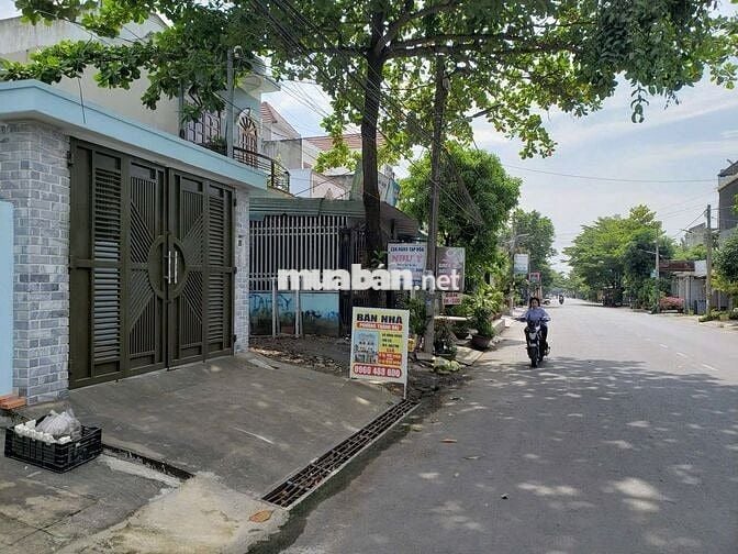 Nhà 1 trệt, 1 lầu, 4 pn 3 toilet 1 phòng khách 1 bếp có sân đậu ô tô