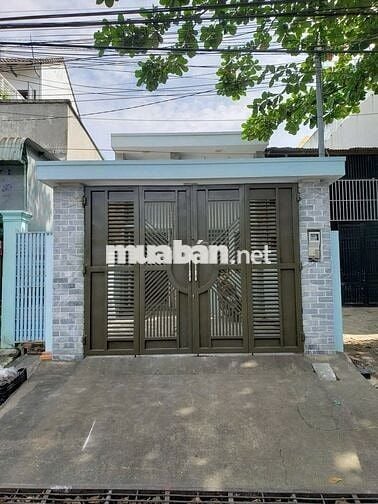 Nhà 1 trệt, 1 lầu, 4 pn 3 toilet 1 phòng khách 1 bếp có sân đậu ô tô