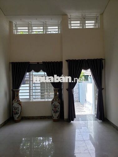 Nhà 1 trệt, 1 lầu, 4 pn 3 toilet 1 phòng khách 1 bếp có sân đậu ô tô