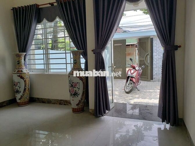 Nhà 1 trệt, 1 lầu, 4 pn 3 toilet 1 phòng khách 1 bếp có sân đậu ô tô