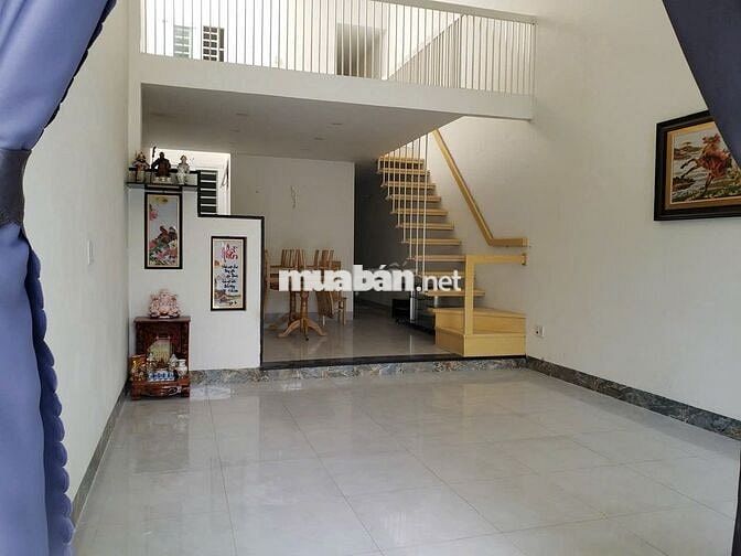 Nhà 1 trệt, 1 lầu, 4 pn 3 toilet 1 phòng khách 1 bếp có sân đậu ô tô