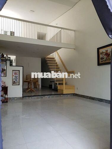 Nhà 1 trệt, 1 lầu, 4 pn 3 toilet 1 phòng khách 1 bếp có sân đậu ô tô