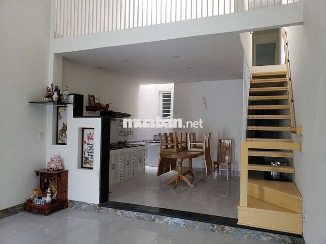 Nhà 1 trệt, 1 lầu, 4 pn 3 toilet 1 phòng khách 1 bếp có sân đậu ô tô