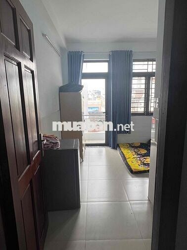phòng trọ ban công cửa sổ ngay sân bay