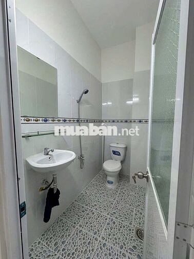 Nhà trệt 2 lầu. Có 4Pn. Tại Phước Kiển. Gần BV Nhà Bè. Sh cầm tay