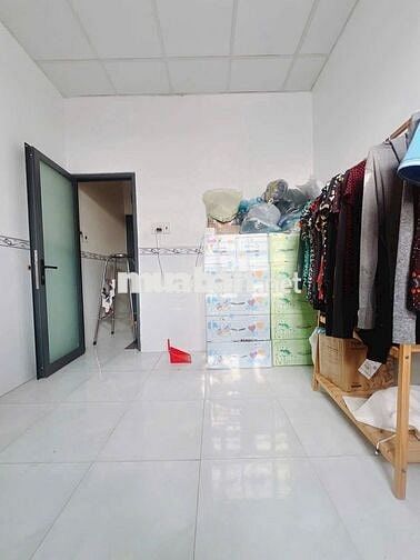 Nhà trệt 2 lầu. Có 4Pn. Tại Phước Kiển. Gần BV Nhà Bè. Sh cầm tay